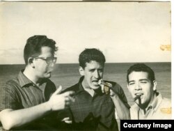 Roque Dalton (c) junto a los escritores cubanos Heberto Padilla (i) y Guillermo Rodríguez Rivera.