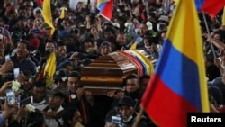 Manifestantes cargan el ataúd de un presunto muerto en las protestas contra el presidente Lenin Moreno, en Quito, Ecuador.