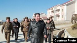 El dictador norcoreano Kim Jong-Un con su chaqueta de cuero. (KCNA vía Reuters).