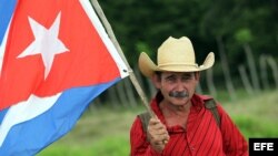 Un hombre sostiene una bandera cubana en Jatibonico, Sancti Spíritus.