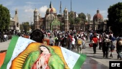 Feligreses llegan a la plazoleta frente a la Basílica de Guadalupe, en Ciudad de México (México).