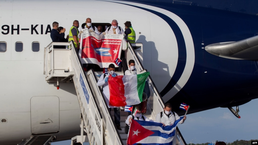 Médicos cubanos regresan a la isla desde Lombardía, Italia, el 8 de junio pasado. (Ismael Francisco/Pool via AP)