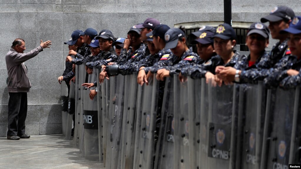Miembros del Cuerpo de Policía Nacional Bolivariana (CPNB) cierran fila cerca de la Asamblea Nacional de Venezuela en Caracas, el 14 de mayo de 2019. (Reuters).