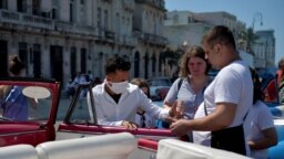Un taxista privado en La Habana se protege del coronavirus.