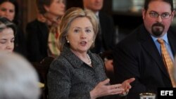 La secretaria de Estado estadounidense, Hillary Clinton (c), realiza unas observaciones mientras preside el Grupo de trabajo para supervisar y combatir el tráfico de personas del presidente Barack Obama en el departamento de Estado en Washington