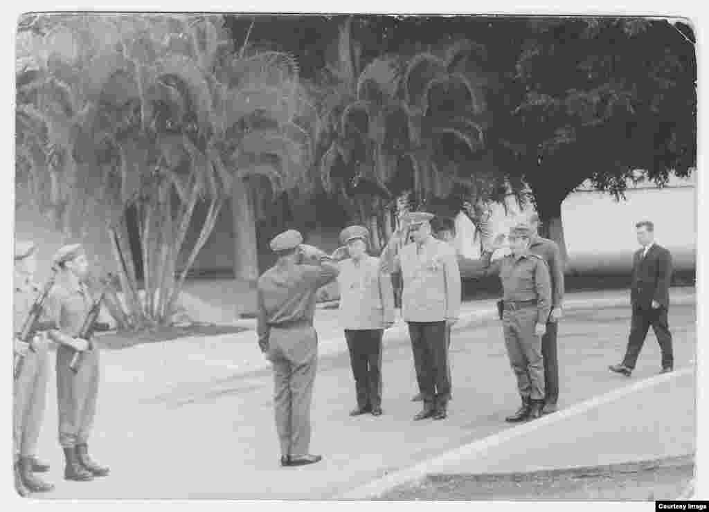 Raúl Castro (der) junto al Mariscal Andrei A. Grechko (centro), ministro de defensa de la URSS.