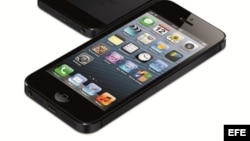 Imagen cedida por Apple en la que se ve el nuevo teléfono iPhone 5, cuya presentación mundial ha tenido lugar en San Francisco, EE.UU., el día 12 de septiembre de 2012. 