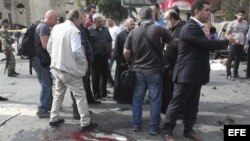 Charcos de sangre permanecen en el suelo del lugar donde ha estallado un coche bomba frente a una comisaría en la plaza Bab Touma en Damasco (Siria) hoy, domingo 21 de octubre de 2012.