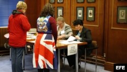 Dos mujeres votan hoy, domingo 10 de marzo de 2013, en un puesto electoral en Puerto Stanley (Malvinas).
