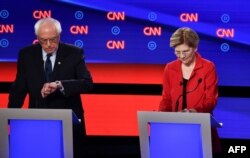 La senadora Elizabeth Warren y el senador Bernie Sanders (Foto: AFP).