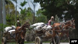 LLevando alimentos en carretas por el poblado de Bahía Honda, Artemisa.