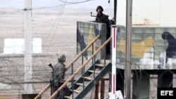Soldados surcoreanos vigilan en un puesto de centinela en la Zona Desmilitarizada, situada en la frontera con Corea del Norte.