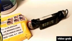 Bomba de cañería enviada al ex director de la CIA John Brennan, comentarista de CNN. Todas fueron enviadas en sobres de manila con las direcciones etiquetadas con impresoras.