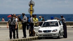 La policía controla el Malecón habanero. REUTERS/Desmond Boylan 