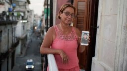 Raisa González reacciona mientras muestra una foto de su hijo Anyelo Troya González, un artista sancionado tras protestas, en La Habana, Cuba, el 20 de julio de 2021. Fotografía tomada el 20 de julio de 2021. REUTERS / Alexandre Meneghini