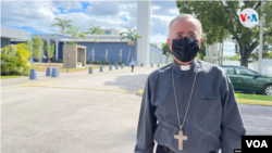 El Obispo auxiliar de Managua, Silvio Báez, posa ante la iglesia de Santa Ágata en Sweetwater, Florida, después de oficiar una misa. Foto: Antonio Belchi/VOA.