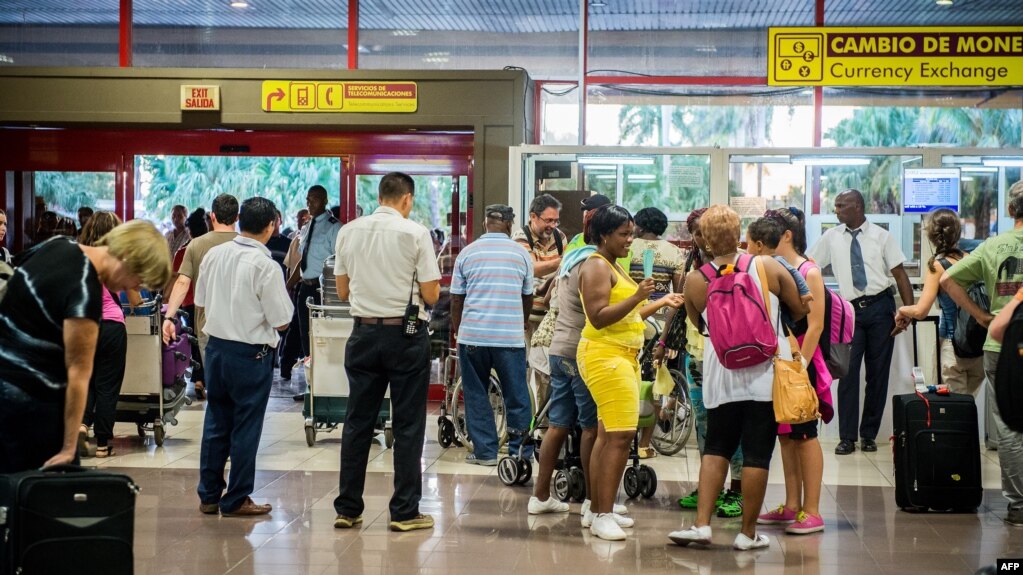 Pasajeros esperan el chequeo de Aduana en el Aeropuerto Internacional José Martí, Foto Archivo AFP/Adalberto Roque.