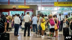 Pasajeros esperan el chequeo de Aduana en el Aeropuerto Internacional José Martí, Foto Archivo AFP/Adalberto Roque.