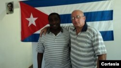 Félix Navarro (derecha) junto al expreso Iván Hernández