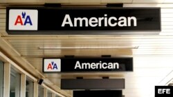 Carteles de American Airlines en el Aeropuerto de LaGuardia, en New York. 