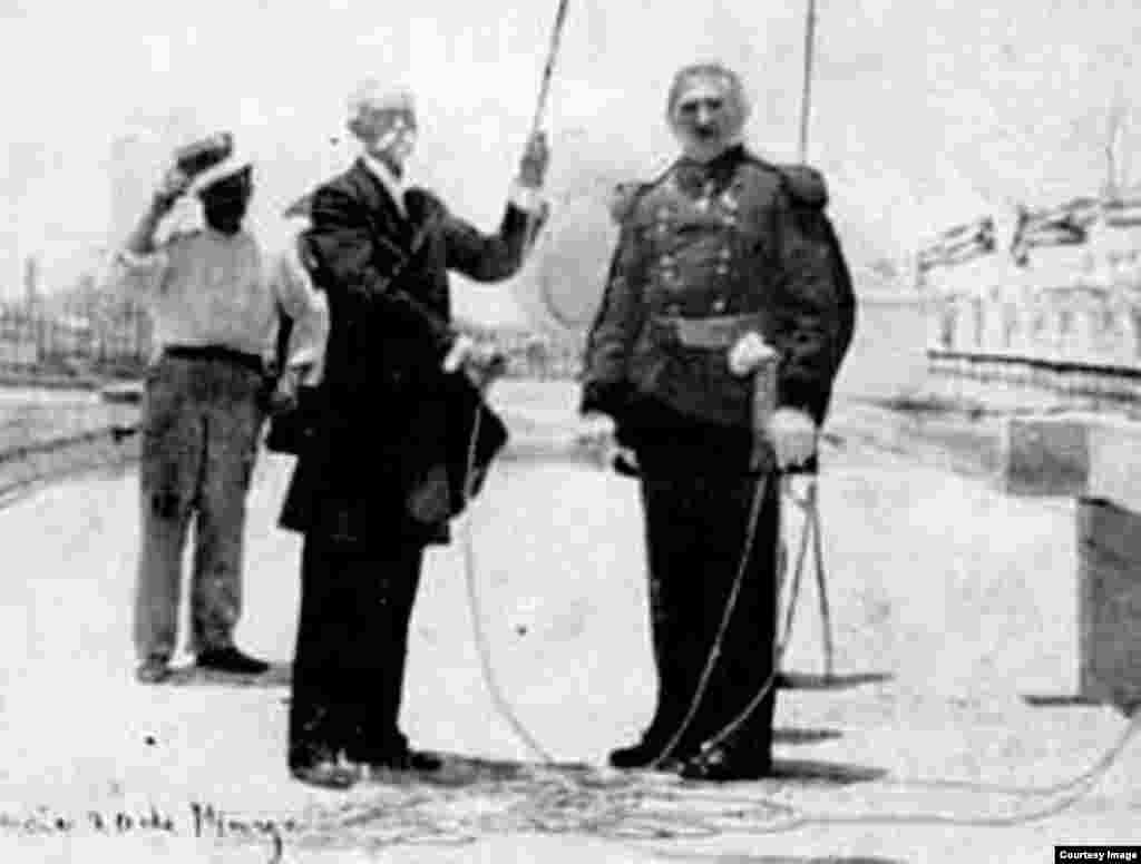 Máximo Gómez y el general Leonard Wood el 20 de mayo de 1902.