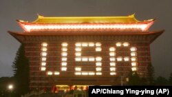 Letras que dicen “USA” (EE. UU.) iluminan el Grand Hotel de Taipéi en junio para agradecer a Estados Unidos la donación de vacunas contra COVID-19 a Taiwán. Foto: AP/Chiang Ying-ying.