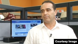 Doctor Eduardo Cardet, coordinador del MCL, en la redacción de martinoticias.com.