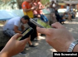 Cubanos buscan opciones para conectarse a Internet desde sus teléfonos celulares