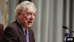 Foto archivo: El escritor peruano Mario Vargas LLosa durante la conferencia de presa.