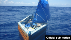 Foto de una embarcación donde viajaban balseros cubanos publicada por la Guardia Costera de EEUU.