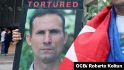 Protesta frente al Consulado Español en la Ciudad de Coral Gables por la liberación de José Daniel Ferrer.