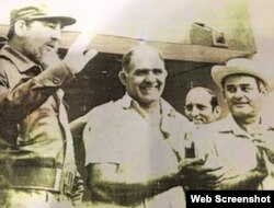 Reinaldo Peguero (centro), junto a Fidel Castro y Fidel Ramos, entonces primer secretario del Partido Comunista en Pinar del Río. Foto Café Fuerte.