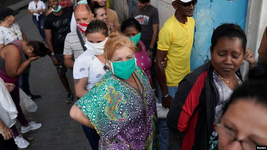 Cubanos esperan en fila para adquirir alimentos en La Habana, a finales de marzo del 2020.