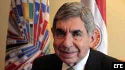 El expresidente de Costa Rica, Oscar Arias, habla durante una entrevista con Efe en Asunción, Paraguay.