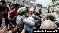 Arrestos en La Habana el 11 de julio de 2021. Entre los presos políticos cubanos hay 36 niños, 133 mujeres y 167 manifestantes del 11J sentenciados por “sedición”.