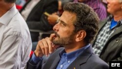 El líder opositor y excandidato presidencial venezolano Henrique Capriles, asiste a una reunión convocada por el presidente de Venezuela, Nicolás Maduro (no en la imagen) hoy, miércoles 8 de enero del 2014, en el Salón Ayacucho del Palacio de Miraflores en Caracas (Venezuela). Maduro encabezó un encuentro con los gobernadores de los 23 estados del país y con los alcaldes de los municipios con mayor criminalidad para discutir soluciones a la inseguridad, tras la conmoción por el asesinato de la exreina de belleza Mónica Spear. A su llegada a la reunión, en el Palacio de Miraflores, Maduro estrechó la mano de varios de los gobernadores presentes, entre ellos, al líder opositor Henrique Capriles, a quien saludó de manera breve y distante.