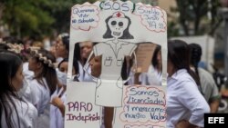 Trabajadores de hospitales públicos protestan en Caracas.