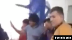 Momento en que le lanzan la silla por la cabeza a Evo Morales.