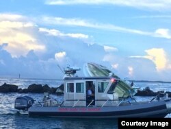 Una patrulla del Departamento de Bomberos Miami-Dade inspecciona la escena del accidente.