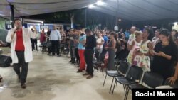 FOTO ARCHIVO. El pastor Bernardo Salomón de Quesada oficia un culto cristiano en su iglesia en Camagüey, Cuba. (FACEBOOK).