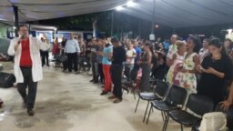 FOTO ARCHIVO. El pastor Bernardo Salomón de Quesada oficia un culto cristiano en su iglesia en Camagüey, Cuba. (FACEBOOK).