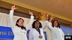 De izquierda a derecha, la hija de la fallecida líder de las "Damas de Blanco" Laura Pollán, Laura Labrada Pollán; la líder de las "Damas de Blanco", Berta Soler y la integrante de las "Damas de Blanco en Oriente", Belkis Cantillo participan en un acto or