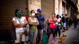 Cubanos hacen fila para comprar alimentos en medio de la epidemia de coronavirus. (AP/Ramón Espinosa)