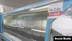 El mercado de 3ra y 70, en Miramar, La Habana, con las neveras vacías, y un cartel que invita a votar sí en el referendo constitucional.