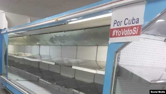 El mercado de 3ra y 70, en Miramar, La Habana, con las neveras vacÃas, y un cartel que invita a votar sà en el referendo constitucional.