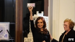 La presidenta argentina, Cristina Fernández (c), participa hoy, miércoles 25 de julio de 2012, en Buenos Aires (Argentina), en el acto de presentación del nuevo billete de cien pesos (unos 22 dólares) con el rostro de Eva Duarte para conmemorar los sesent