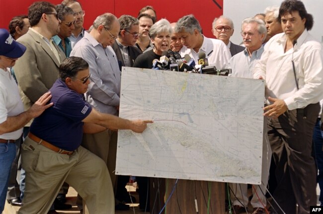Hermanos al Rescate ofreció una conferencia de prensa un día después del derribo. En la foto muestran en un mapa el lugar donde fueron pulverizadas las avionetas por cazas cubanos.
