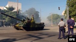 ARCHIVO.Tropas de infantería motorizada circulan por las calles aledañas a la Plaza de la Revolución de La Habana.