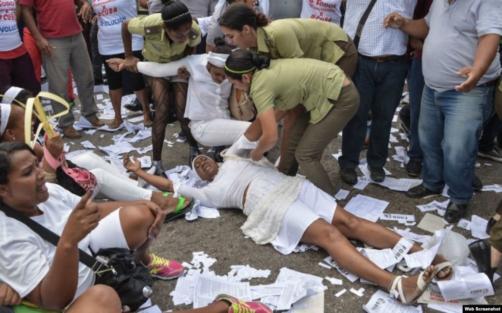 Arresto a Damas de Blanco en Cuba. (Archivo)