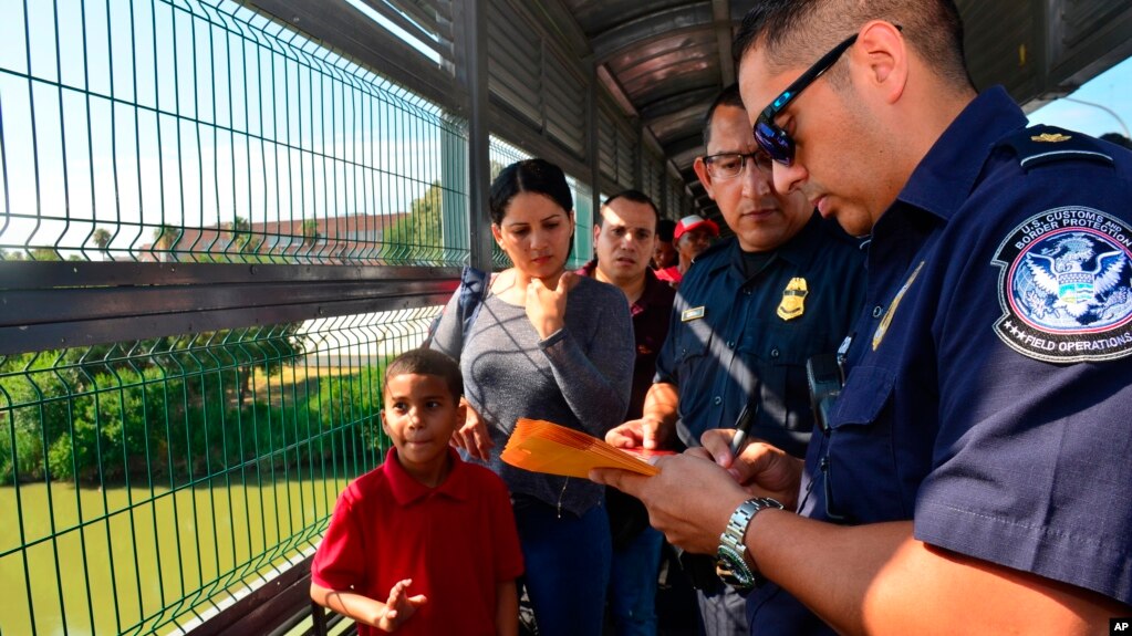 Funcionarios de Frontera procesan a una familia cubana en el Puente Internacional de Nuevo Laredo, Texas el 10 de julio de 2019. Foto AP /Salvador Gonzalez